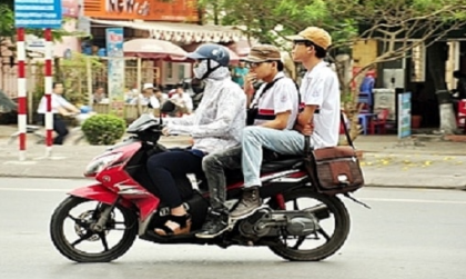 Mức phạt xe máy chở theo 2 người trên xe